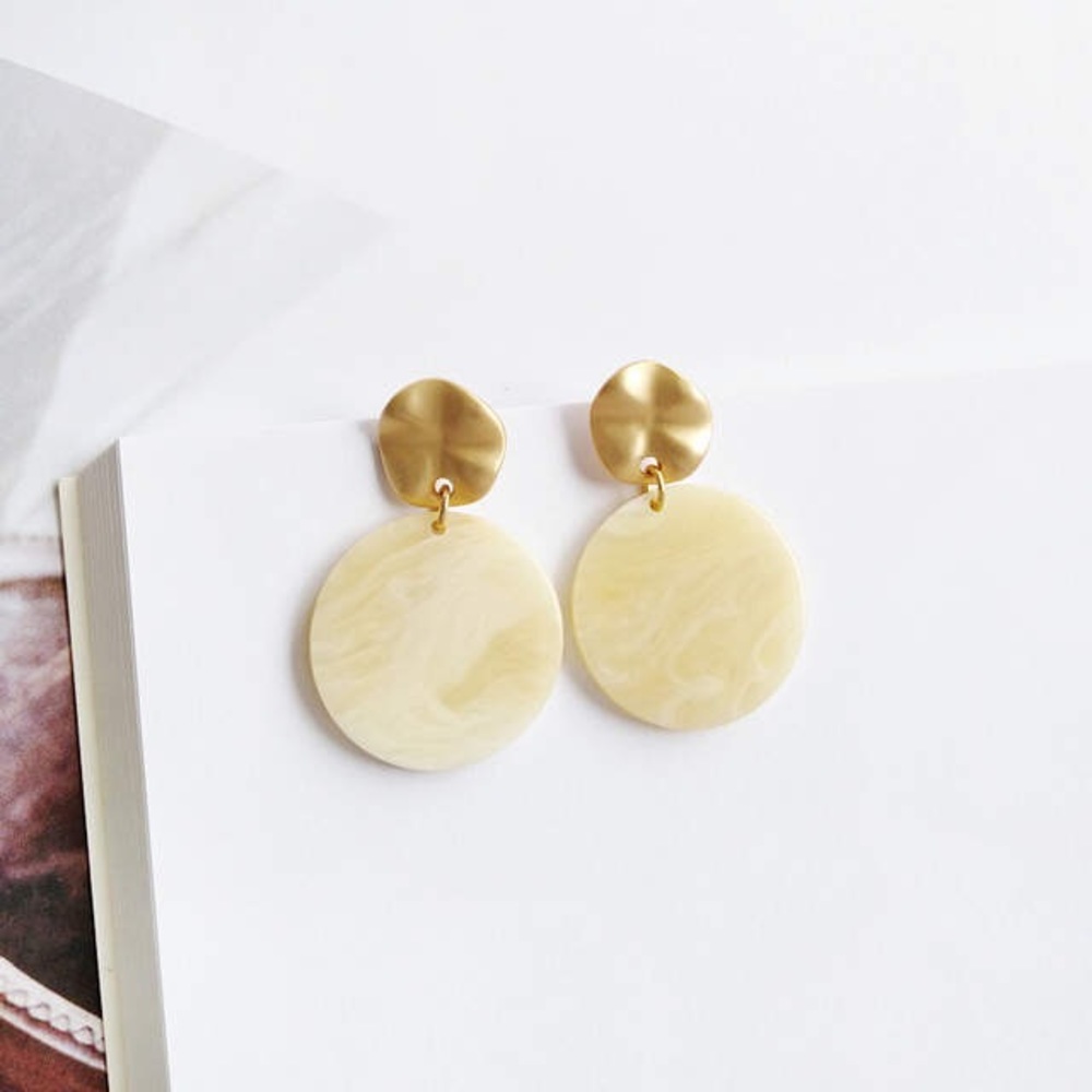 Elegant round earrings